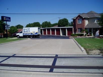 Uncle Bob's Self Storage - Fort Worth - 6050 Granbury Rd - Photo 1