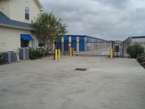 Highpoint Storage - Photo 4
