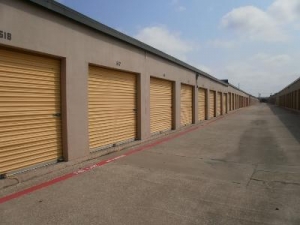 Uncle Bob's Self Storage - Dallas - 3333 N Buckner Blvd - Photo 4